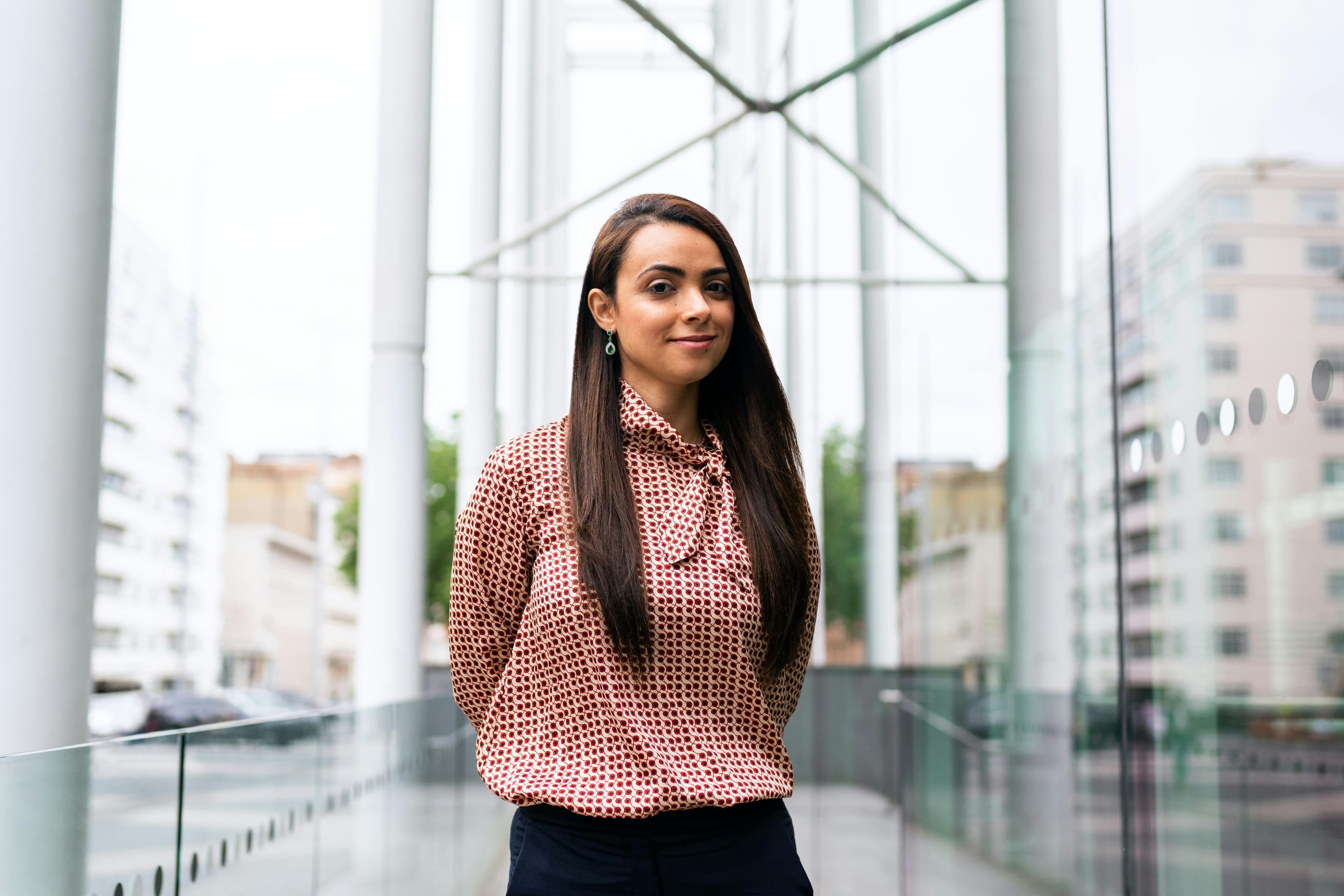Engenheiro industrial inspecionando maquinário em uma fábrica
